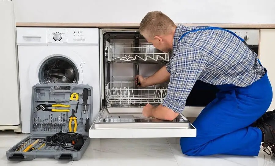 Serdivan Liebherr servisi teknisyen ekibi beyaz eşya tamiri yaparken